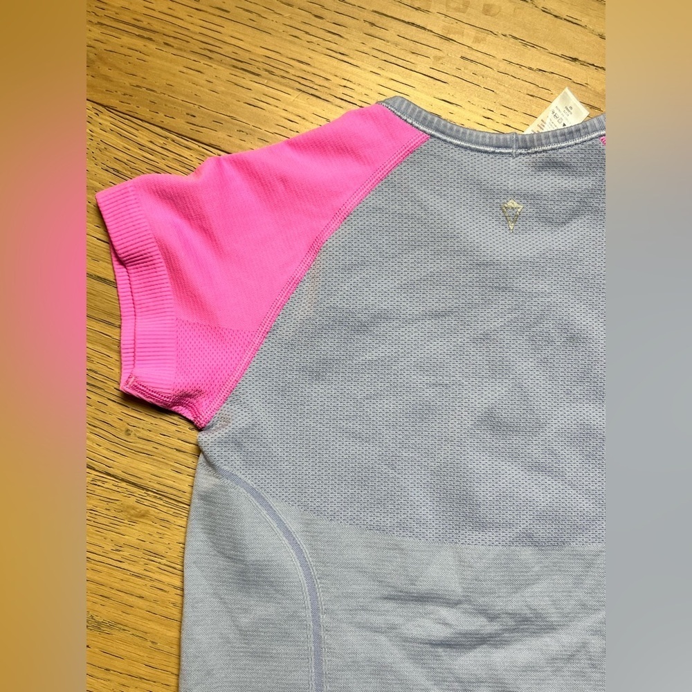 Ivivva by Lululemon Fly Tech Short Sleeve Light Purple and Pink Size 10 - Picture 4 of 4